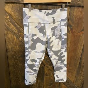 ZYIA Active Gray Camo Pocket Light n Tight Capri